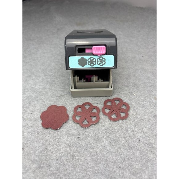 Ek Tools Medium Flower Paper Punch - Picture 1 of 6